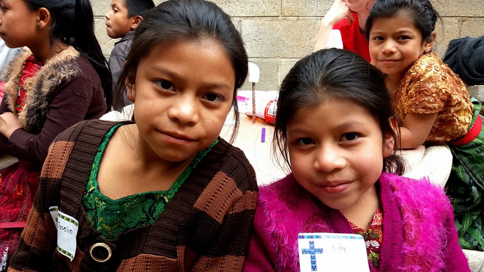 Voluntario con niños indígenas en Guatemala