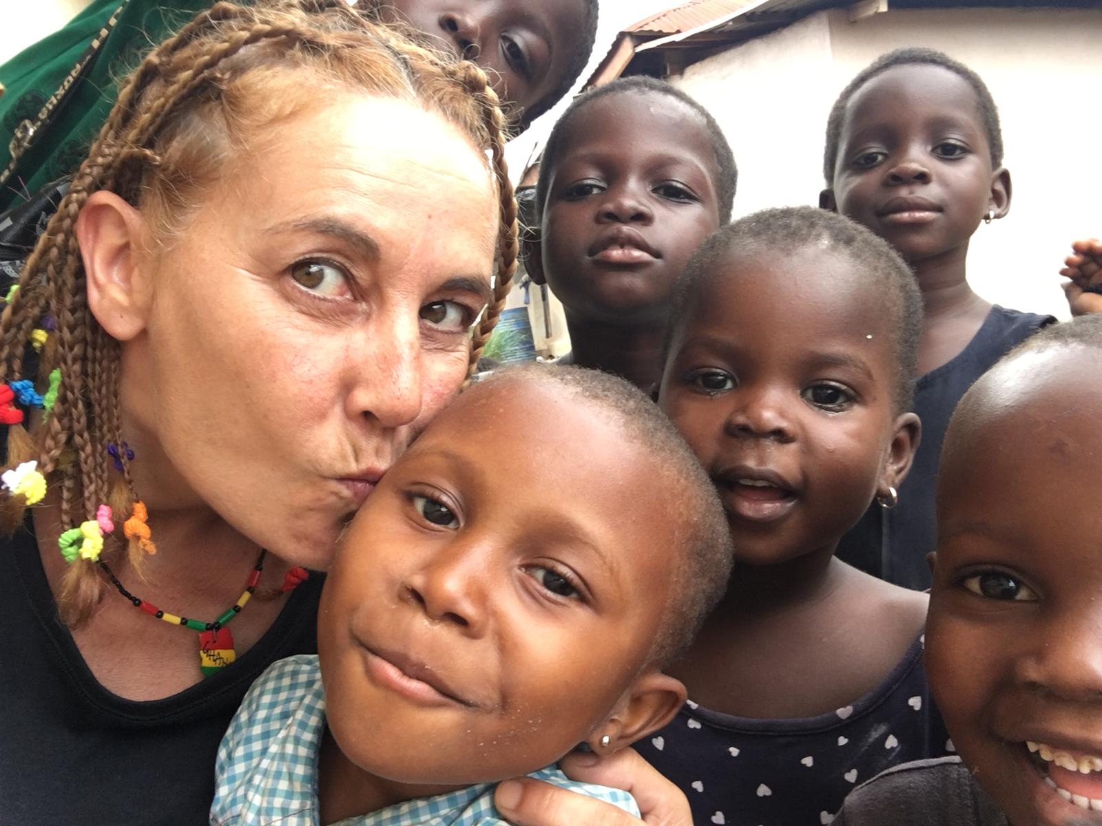 viaje solidario a Ghana ayuda en escuelas y orfanato.